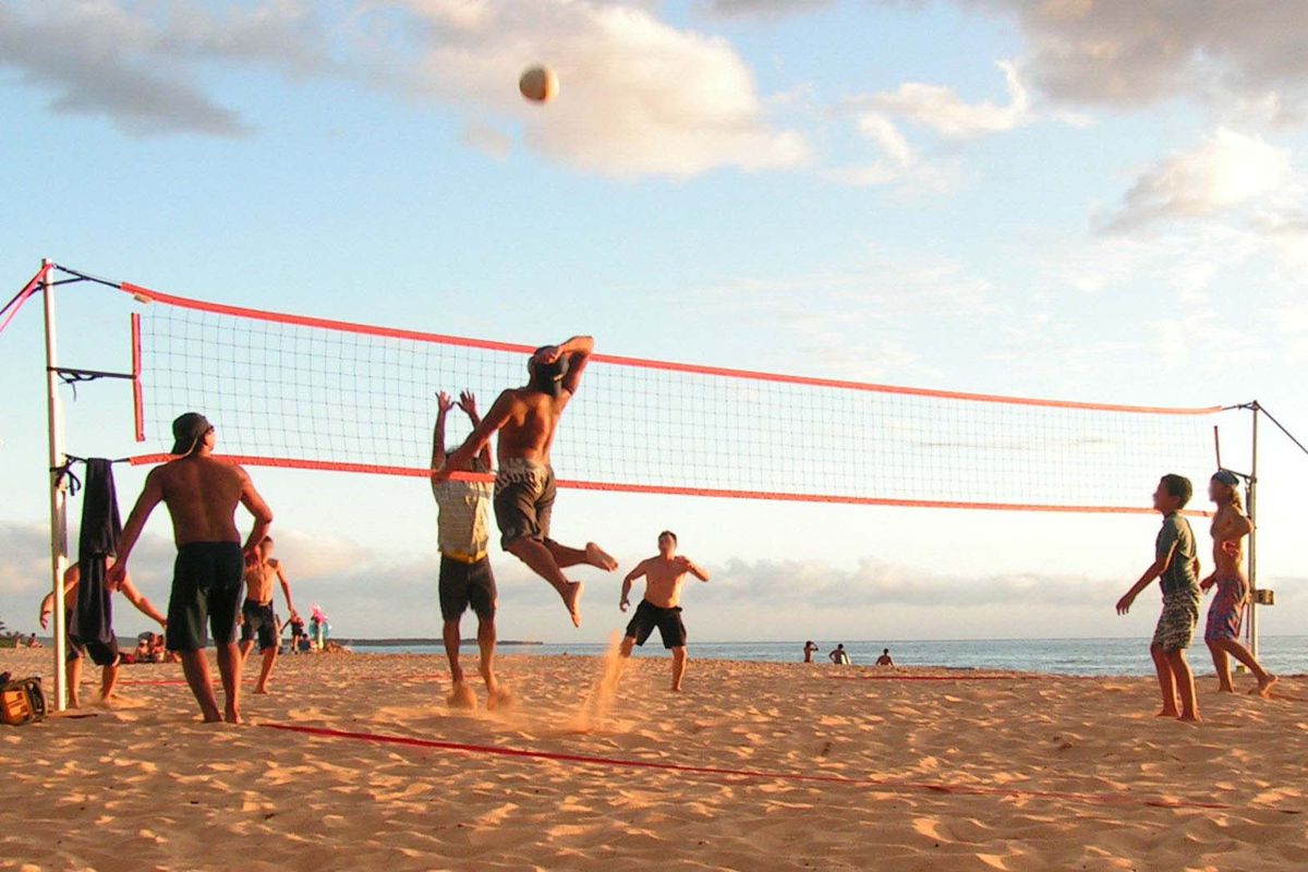 Beach Volleyball an den schier endlos scheinenden Strand von Tarifa spielen Beach Volleyball an den schier endlos scheinenden Strand von Tarifa spielen