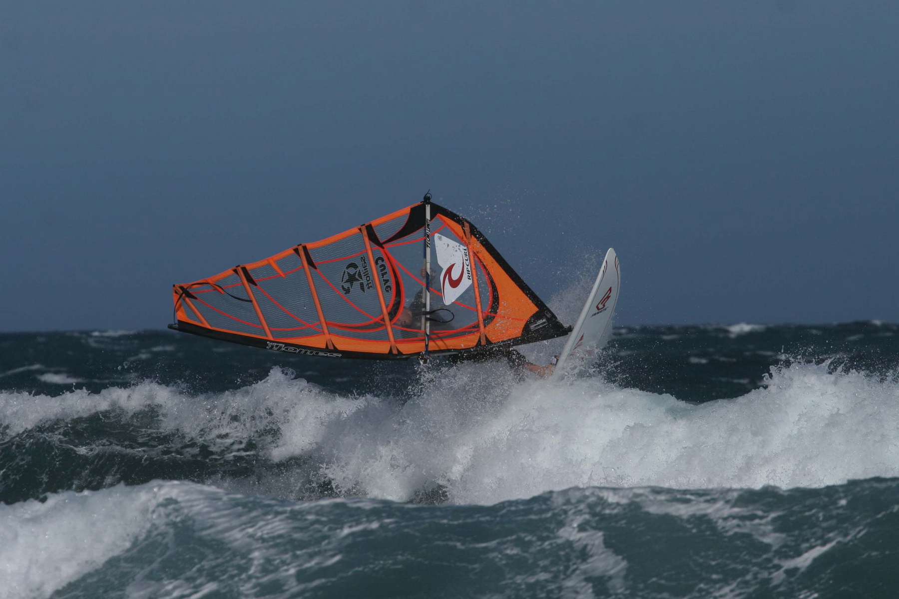 Beim Windsurfen in Tarifa Welle Wind und Wasser geniessen Beim Windsurfen in Tarifa Welle Wind und Wasser geniessen